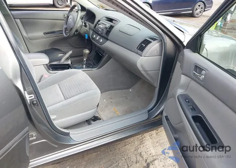 2005 Toyota Camry Le z USA, uszkodzony, nr VIN 4T1BE32K65U626030